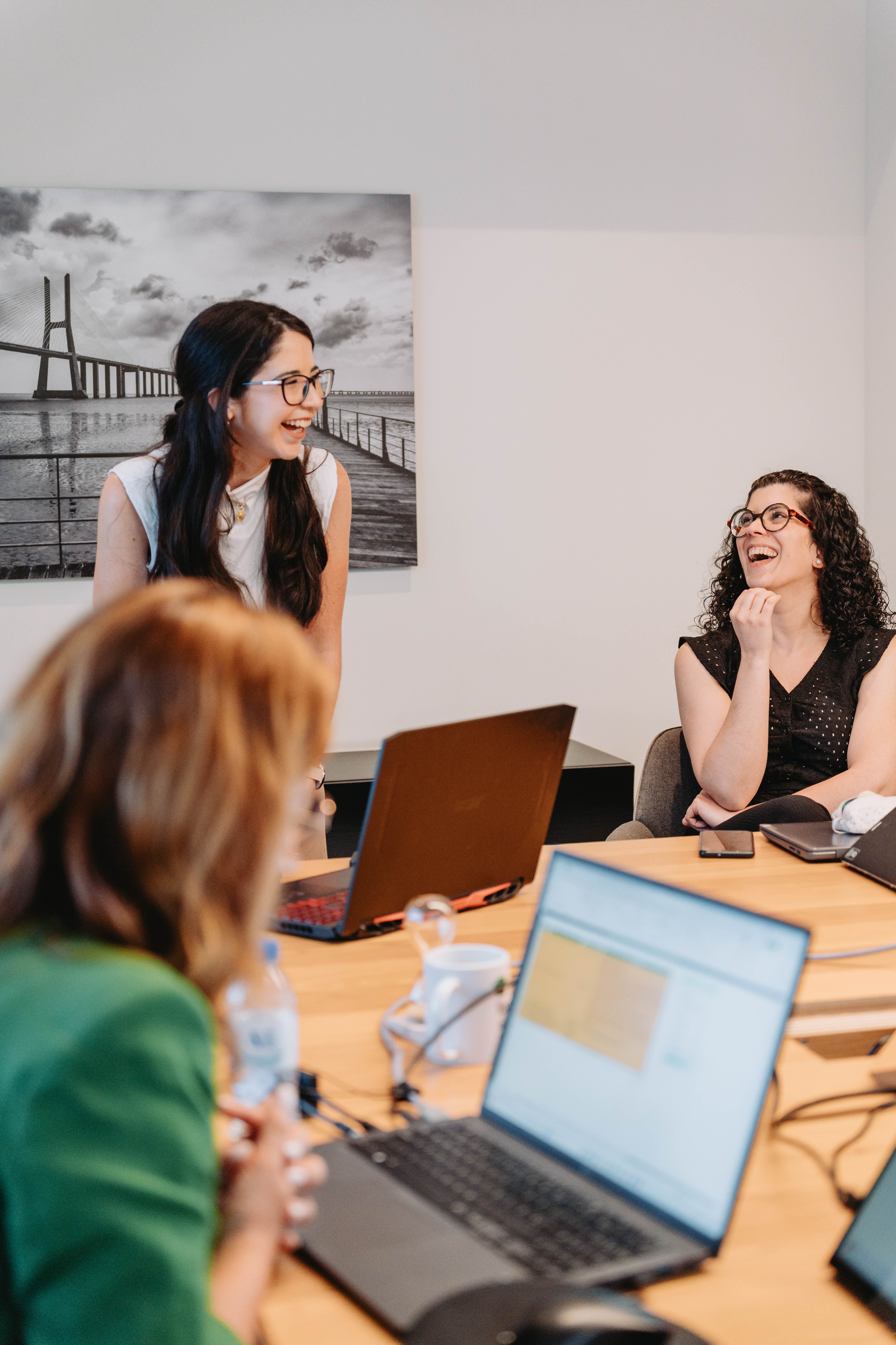 Equipa em reunião de trabalho, a analisar informação em Excel