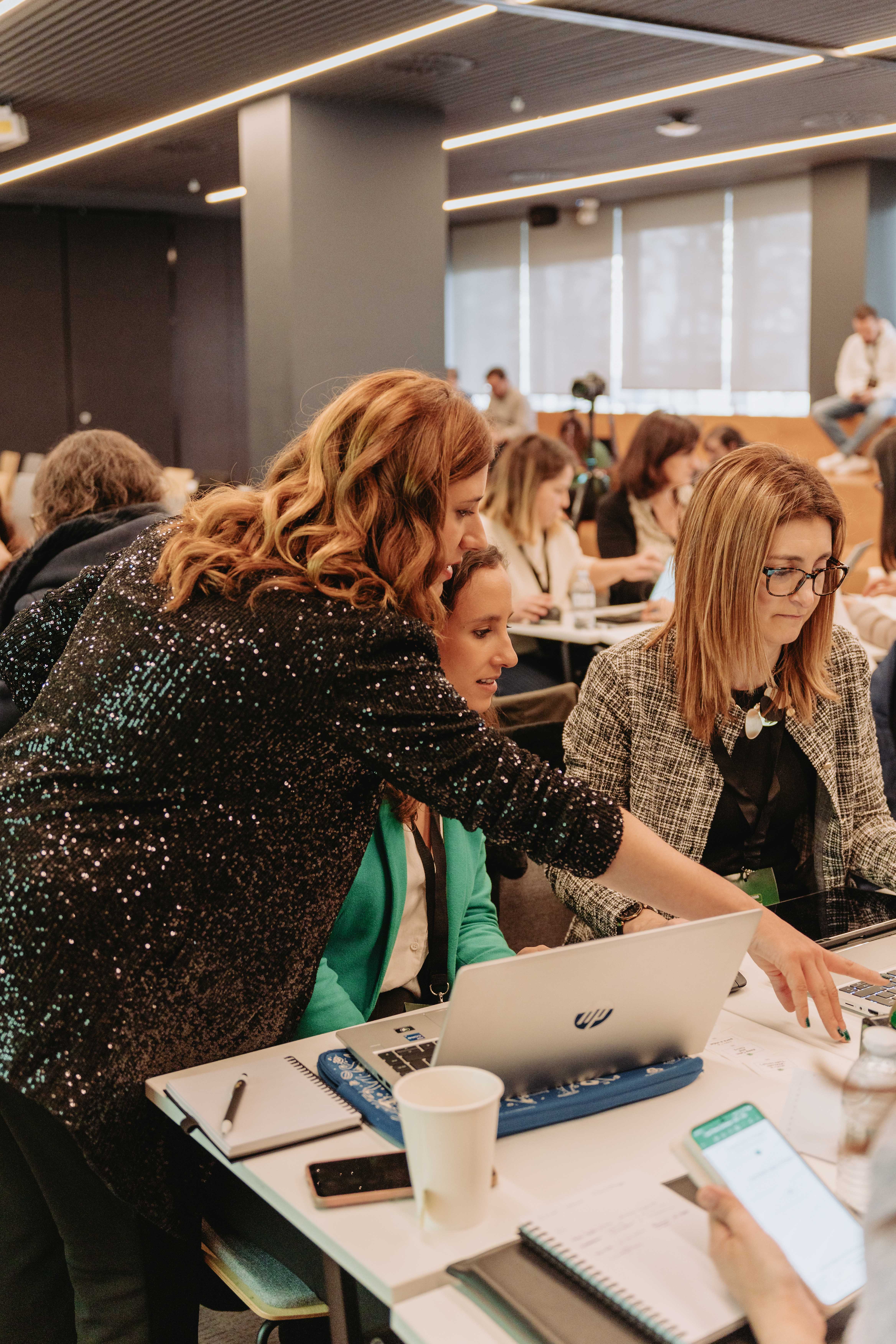 Aluno a fazer um curso online da MBi